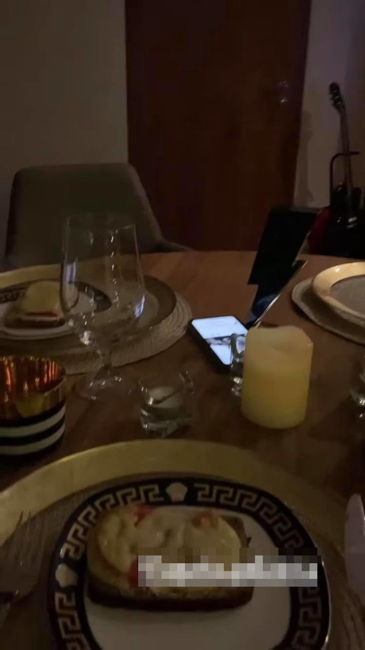 Rafał Grabias pałaszuje kanapeczki z "księżniczką"