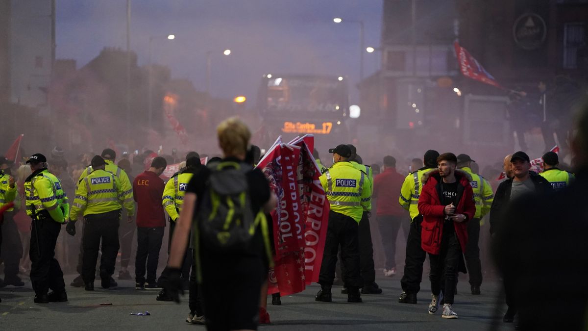 Kibice Liverpool FC przyszli pod stadion, by świętować mistrzostwo