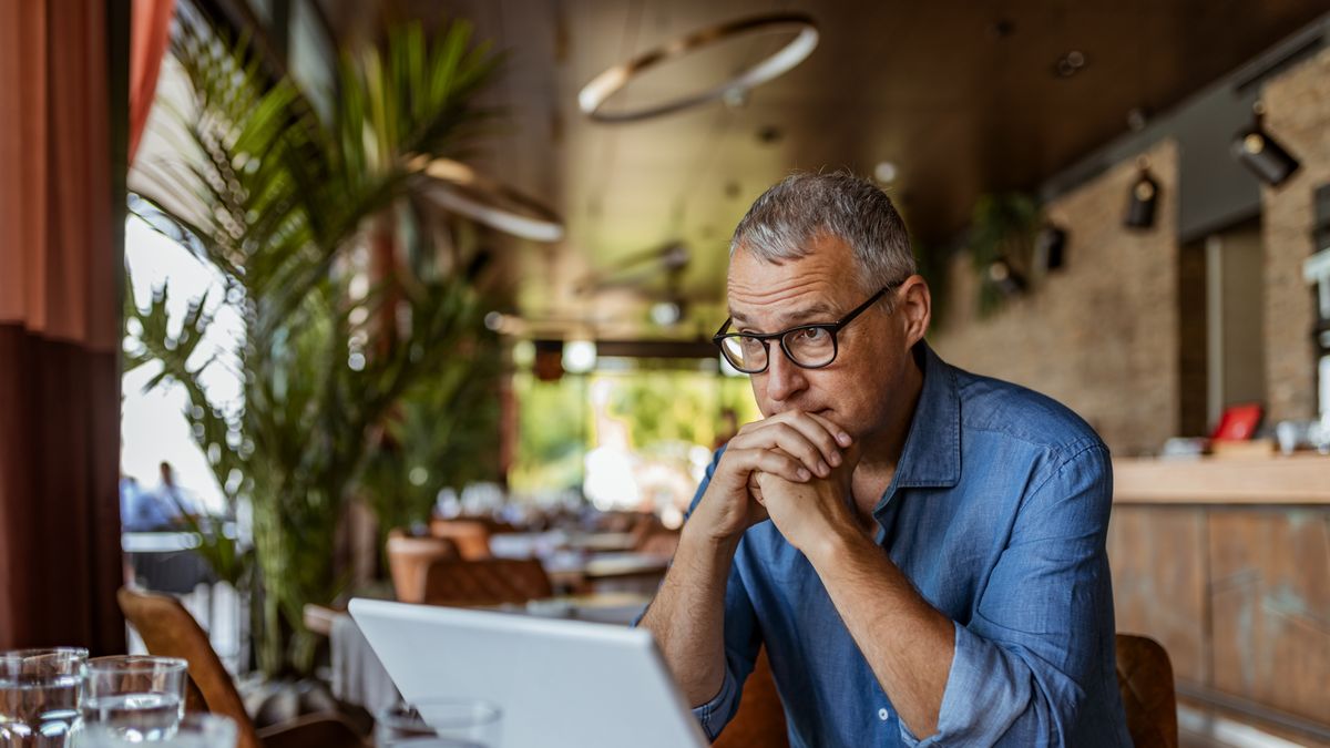Według badania osoby po 50. roku życia ze stażem pracy powyżej 16 lat otrzymały największe zarobki