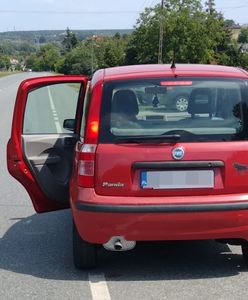 71-latka jechała z otwartymi drzwiami. "Zastanawiała się, dlaczego w lusterku przez cały czas widzi drzwi"