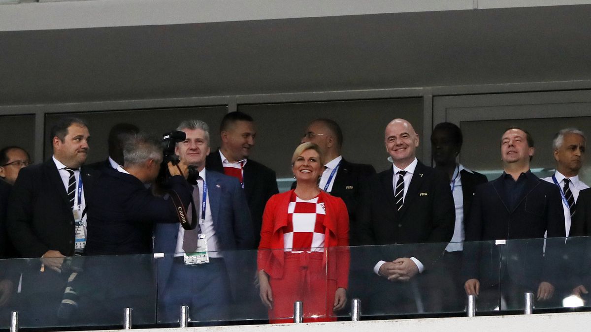 Na środkowym planie zdjęcia (w czerwonym stroju) Kolinda Grabar-Kitarović, prezydent Chorwacji