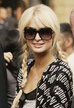 Paris Hilton urodzi za rok