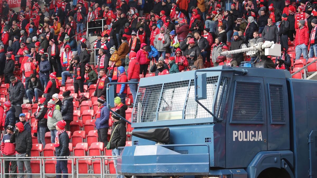 Policja musiała użyć armatki wodnej