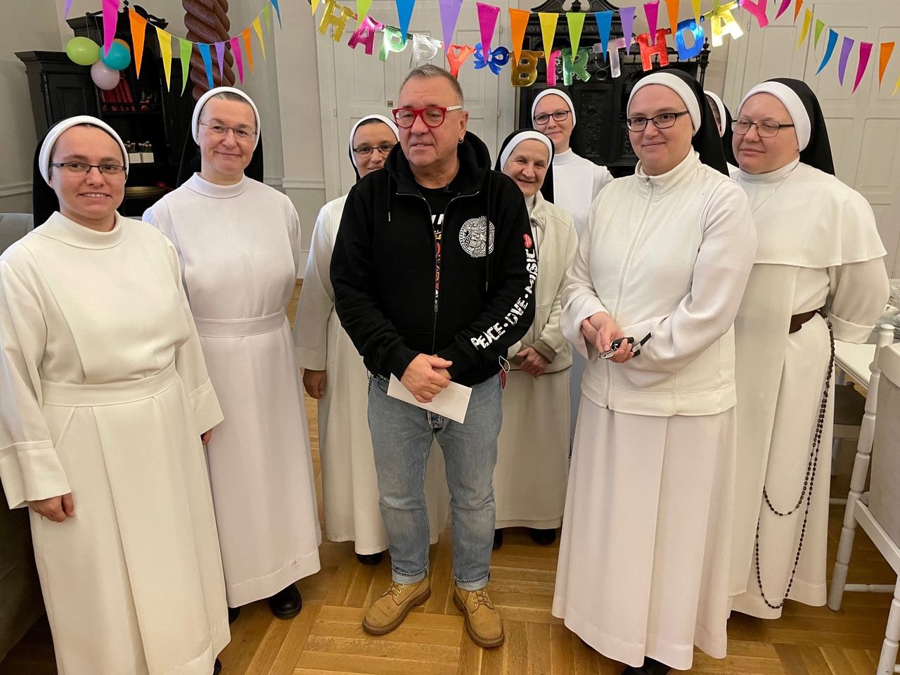 "To obrońców życia najczęściej nie interesuje...". Owsiak chwali siostry dominikanki z Broniszewic