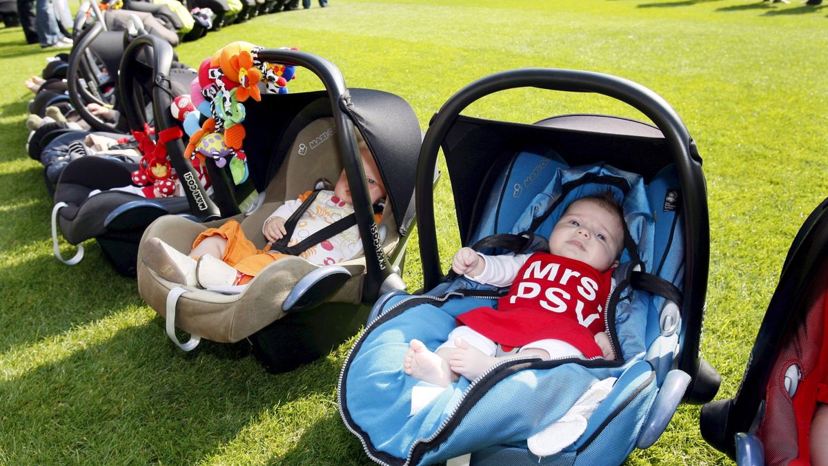 Zabieranie dziecka z samochodu w foteliku jest bardzo popularne. Nic dziwnego, często to najporęczniejszy sposób na, chociażby, zrobienie zakupów.