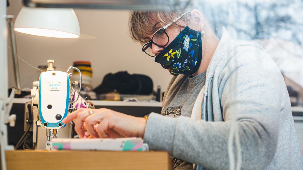 Rząd nakazał pracownikom noszenie maseczek w pracy aż do odwołania