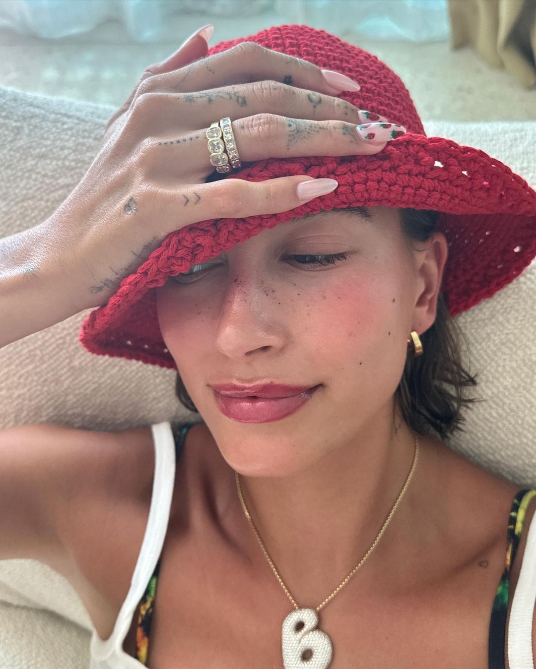 Hailey Bieber lansowała "strawberry manicure" 