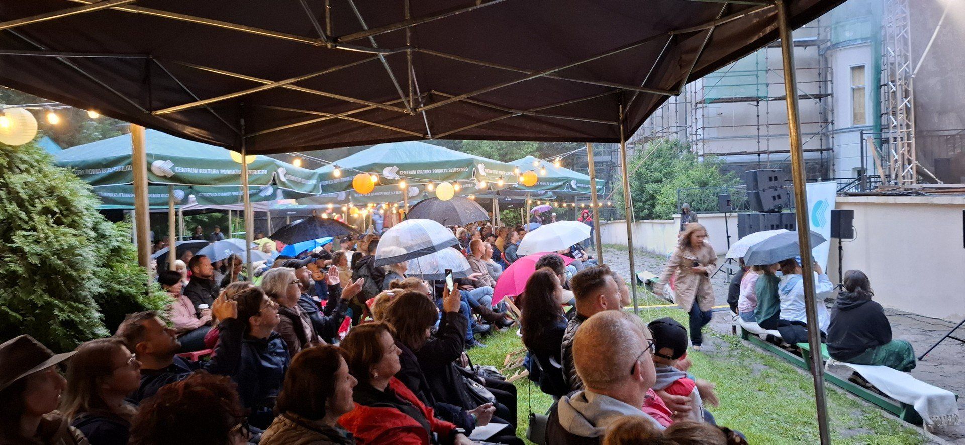 Koncert Natalii Przybysz w Damnicy przyciągnął tłumy, mimo deszczu