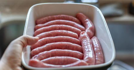 Pilny apel sklepu do klientów. Kupiłeś takie mięso? Zwróć lub wyrzuć, jedzenie grozi zatruciem