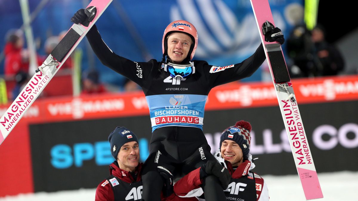 Piotr Żyła i Kamil Stoch niosą na barkach triumfatora 68 TCS Dawida Kubackiego