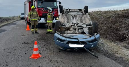 Dachowanie samochodu marki Opel. Z pojazdu strażacy wydostali kobietę i dziecko