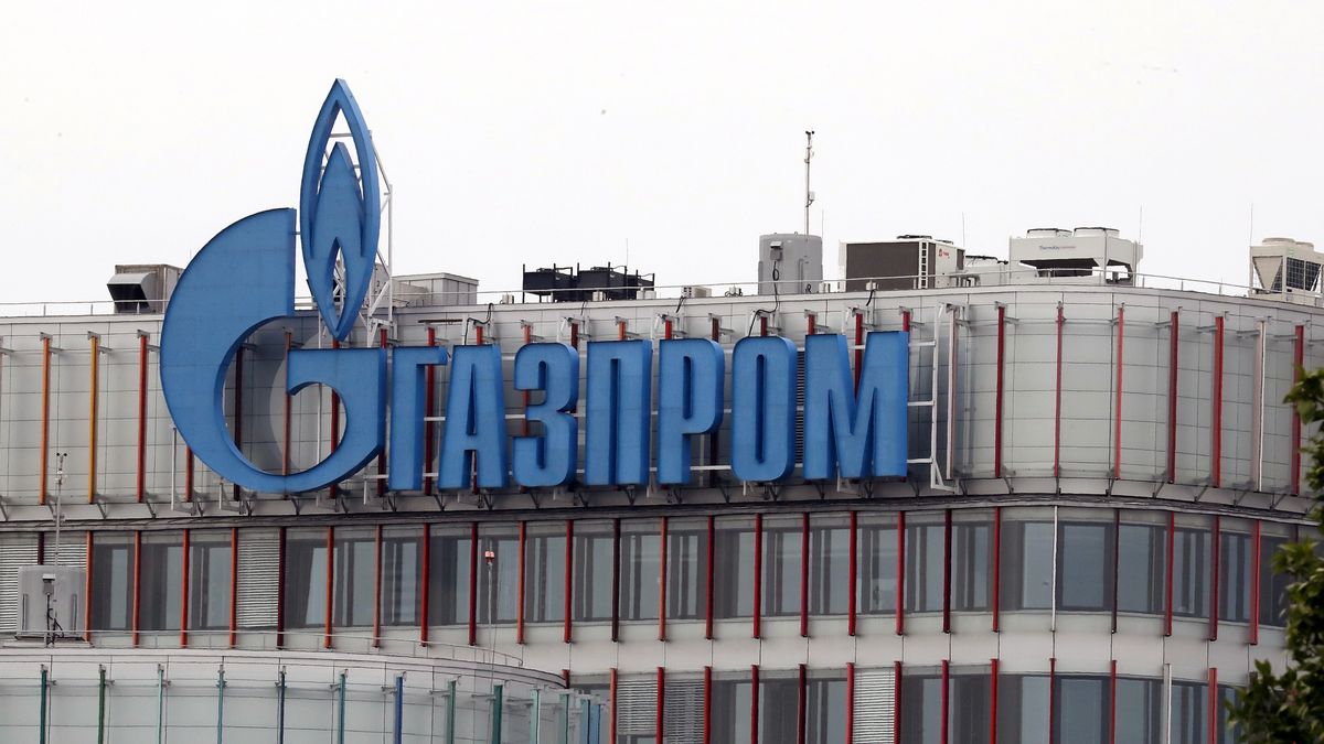 epaselect epa10093790 A Gazprom office in St. Petersburg, Russia, 27 July 2022. Russian energy giant Gazprom said on 25 July, citing problems with a turbine, that starting from 27 July the daily gas flow through the Nord Stream 1 pipeline will be set at 33 million cubic meters, just days after it resumed limited flows following a maintenance shutdown. The pipeline is the major delivery route for Russian gas to Europe. EPA/ANATOLY MALTSEV Dostawca: PAP/EPA.