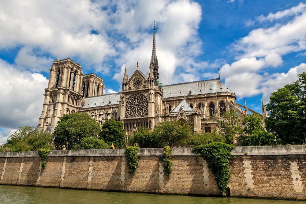 Koniec marzeń o ogrodzie na dachu. Francuski senat: "Notre Dame odbudowana we wcześniejszym kształcie"