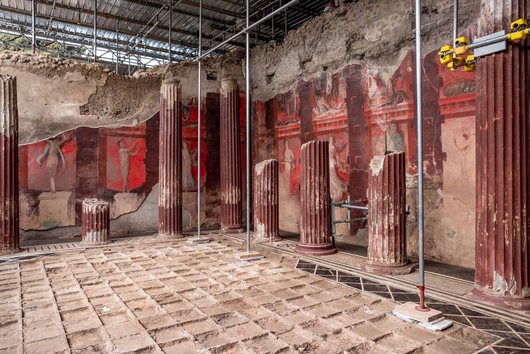 W Pompejach odkryto niezwykle rzadki fresk z kultem Dionizosa