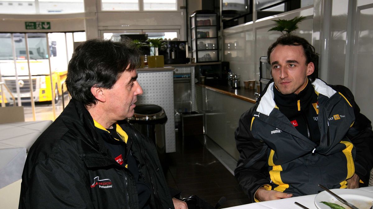 Newspix / Na zdjęciu Riccardo Ceccarelli rozmawia z Kubica podczas testow F1 w 2010 r.