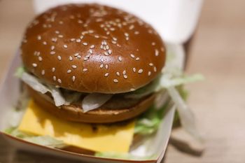 AI wycenia kultowego burgera, Gigant naciska na restauracje