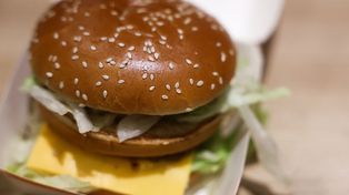 AI wycenia kultowego burgera, Gigant naciska na restauracje
