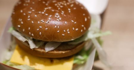 AI wycenia kultowego burgera. Gigant naciska na restauracje