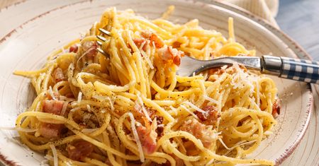 Nie masz czasu na gotowanie w majówkę? Zrób na obiad szybkie spaghetti z 5 składników