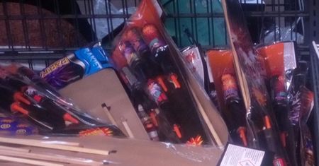 Straż miejska i policja w markecie. Stoisko bez żadnej opieki