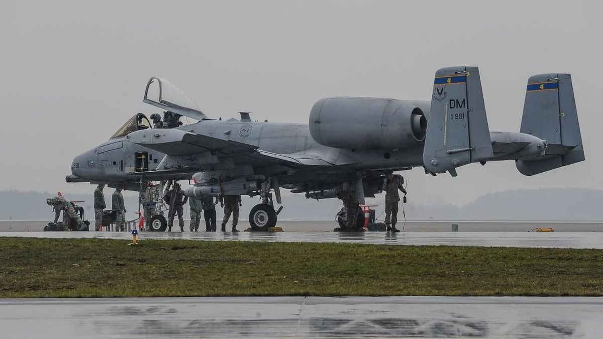 A-10 na płycie lotniska