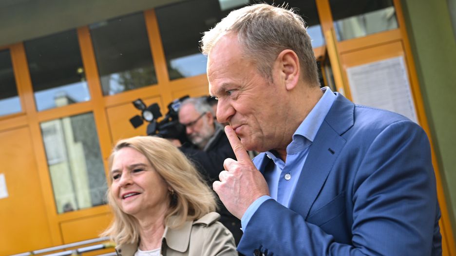 Donald Tusk, Ma�gorzata Tusk
Sopot, 07.04.2024. Wybory samorz�dowe 2024. Premier Donald Tusk (P) z �on� Ma�gorzat� (L) g�osuj� w Szkole Podstawowej z Oddzia�ami Integracyjnymi nr 8 im. Jana Matejki w Sopocie, 7 bm. Trwa g�osowanie w wyborach samorz�dowych. Do jego zako�czenia obowi�zuje cisza wyborcza. (jm) PAP/Adam War�awa
Adam War�awa
g�osowanie, wybory, wybory samorz�dowe