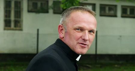 Ks. Lemański wspiera osoby LGBT: Mnie się tęczowe aureole podobają