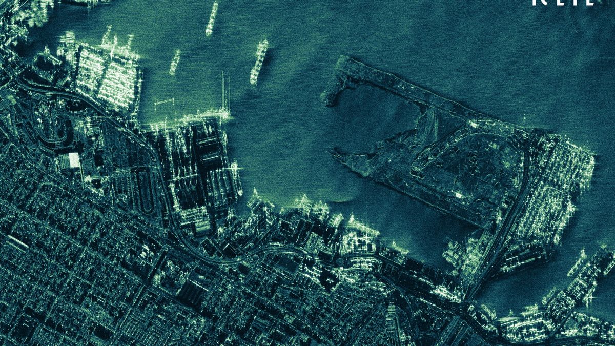 Port morski w Alexandrii widziany przez satelity ICEYE