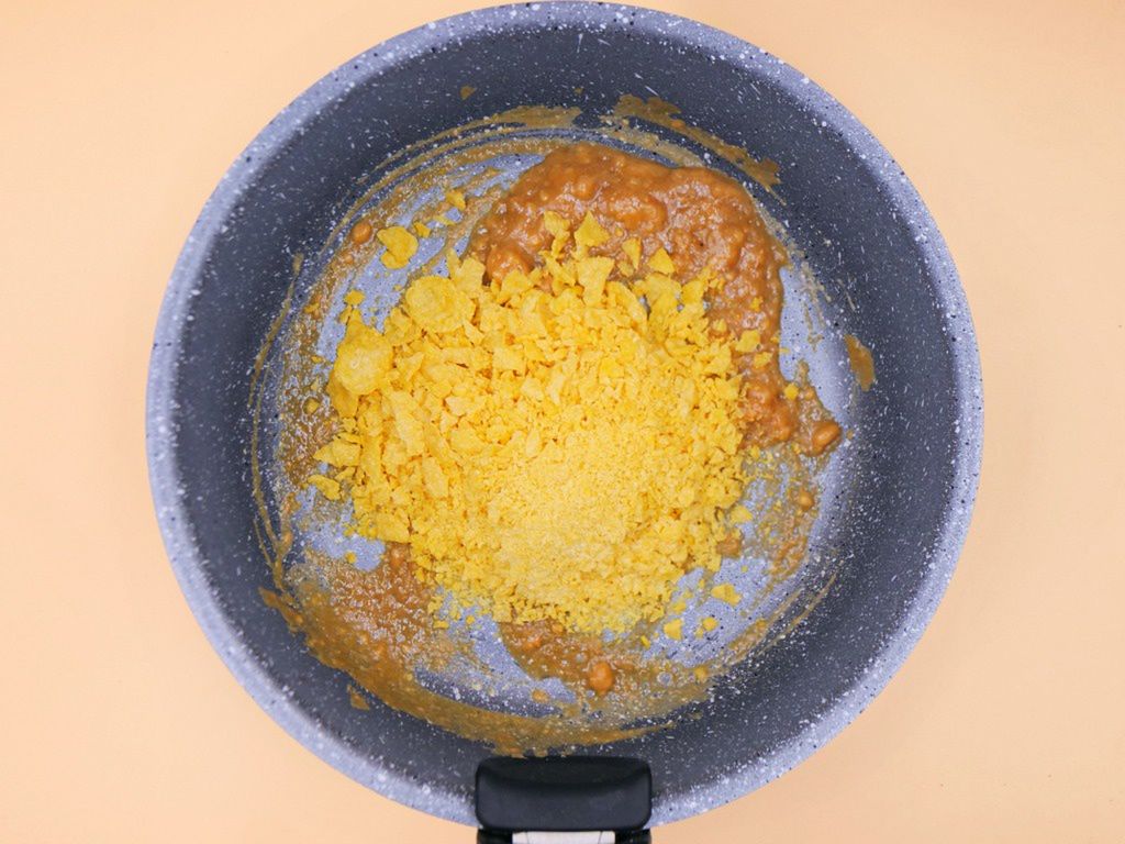 Serniczek na zimno z orzechowym spodem z płatków kukurydzianych przepis