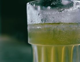 Naturalny spalacz tłuszczu. Pij przed snem, a "boczki" będą znikać