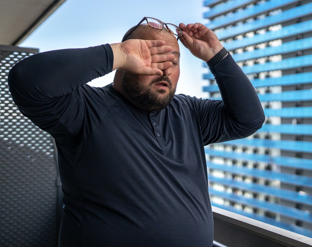 Atakuje podczas wakacji. Zwróć uwagę na ten objaw