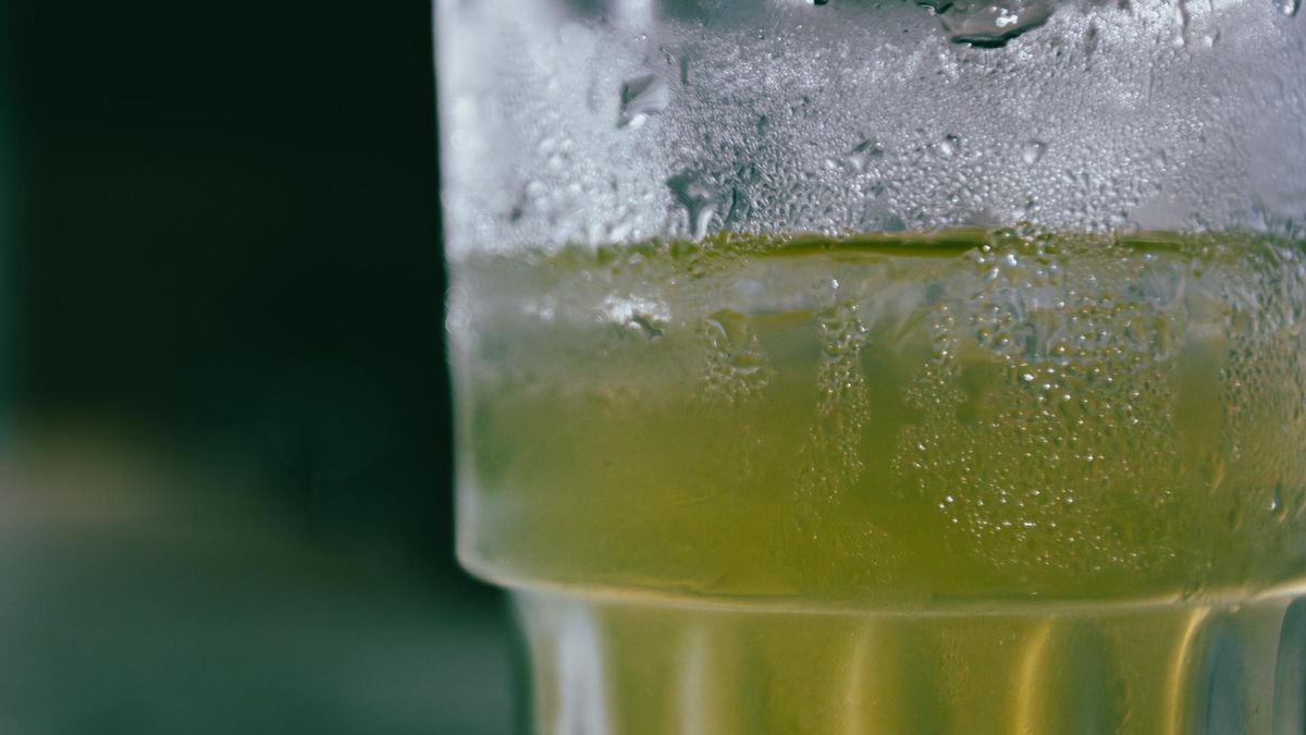 Dodaj łyżeczkę do szklanki i zalej wrzątkiem. W mig spala niechciane boczki