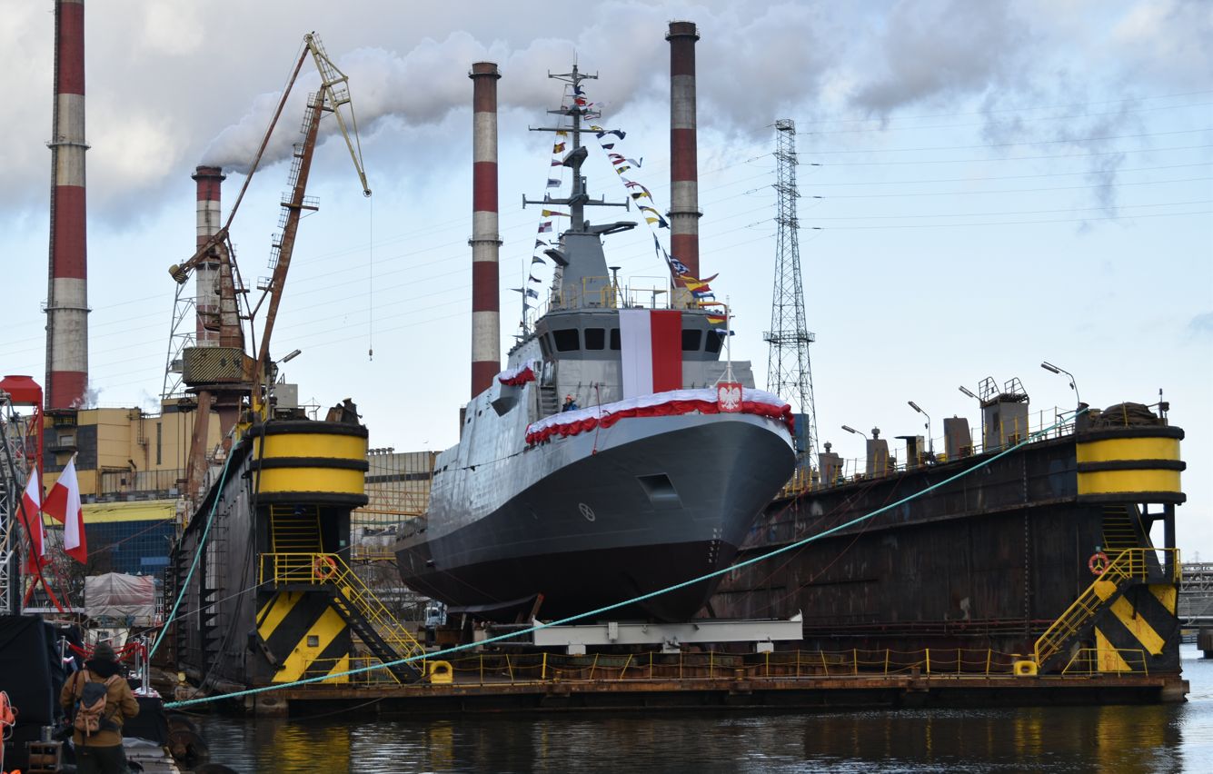 ORP Czajka w doku pływającym w trakcie procesu wodowania
