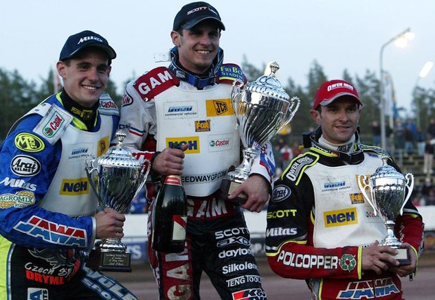 Sullivan na najwyższym stopniu podium Grand Prix Szwecji (Avesta, 2003 rok). Obok niego stoją Lukas Dryml (z lewej) i Leigh Adams. (fot. Jens Ohlsson/PAP/EPA)