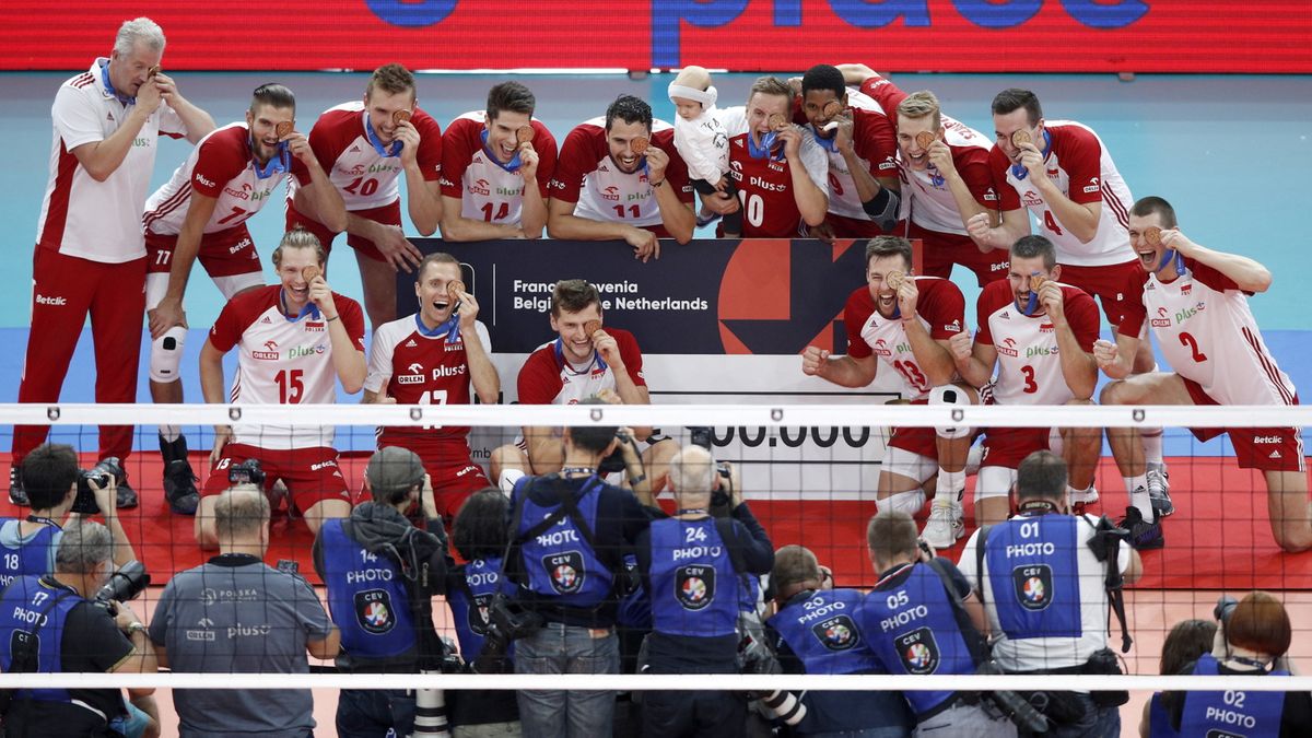 drużyna reprezentacji Polski w siatkówce mężczyzn cieszy się z brązowego medalu ME 2019