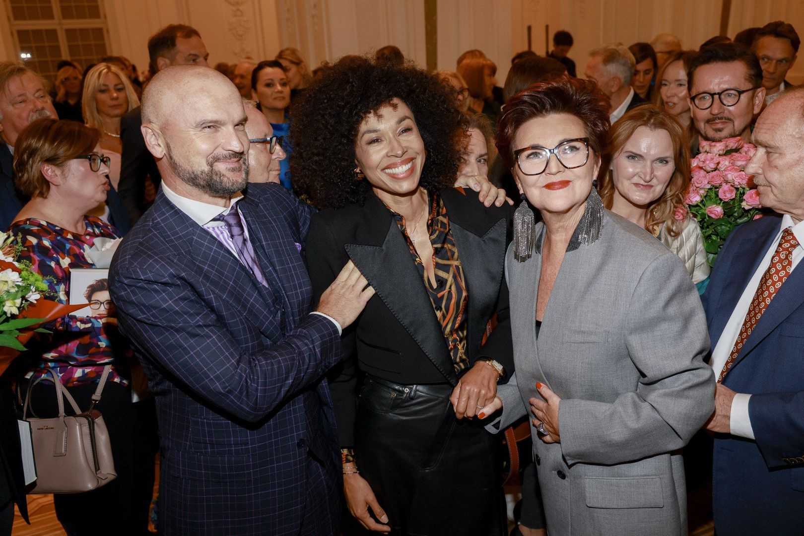 Zajrzyjcie do naszej galerii i zobaczcie, jak pięknie żyją Omena Mensah i Rafał Brzoska &gt;&gt;&gt;&gt;Na zdjęciu Rafał Brzoska, Omenaa Mensah i Jolanta Kwaśniewska na spotkaniu przedpremierowym &#34;Pierwsza Dama. Jolanta Kwaśniewska w rozmowie z Emilią Padoł&#34;. Rok 2024.  