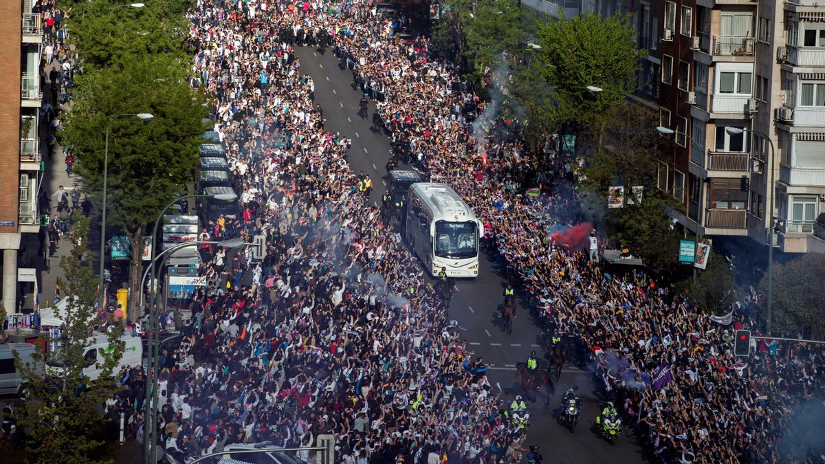 Zdjęcie okładkowe artykułu: PAP/EPA / Rodrigo Jimenez  / Przejazd autokaru z piłkarzami Realu Madryt przed półfinałowym meczem LM z Bayernem Monachium