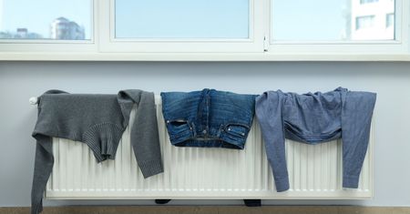 Powody, dla których nie powinno się suszyć prania na grzejniku