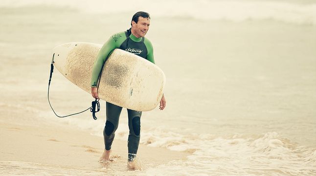 Surfer na plaży Portugalii © Jakub Kaźmierczyk