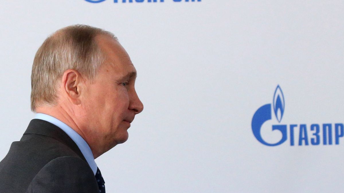 Władimir Putin i logo Gazpromu