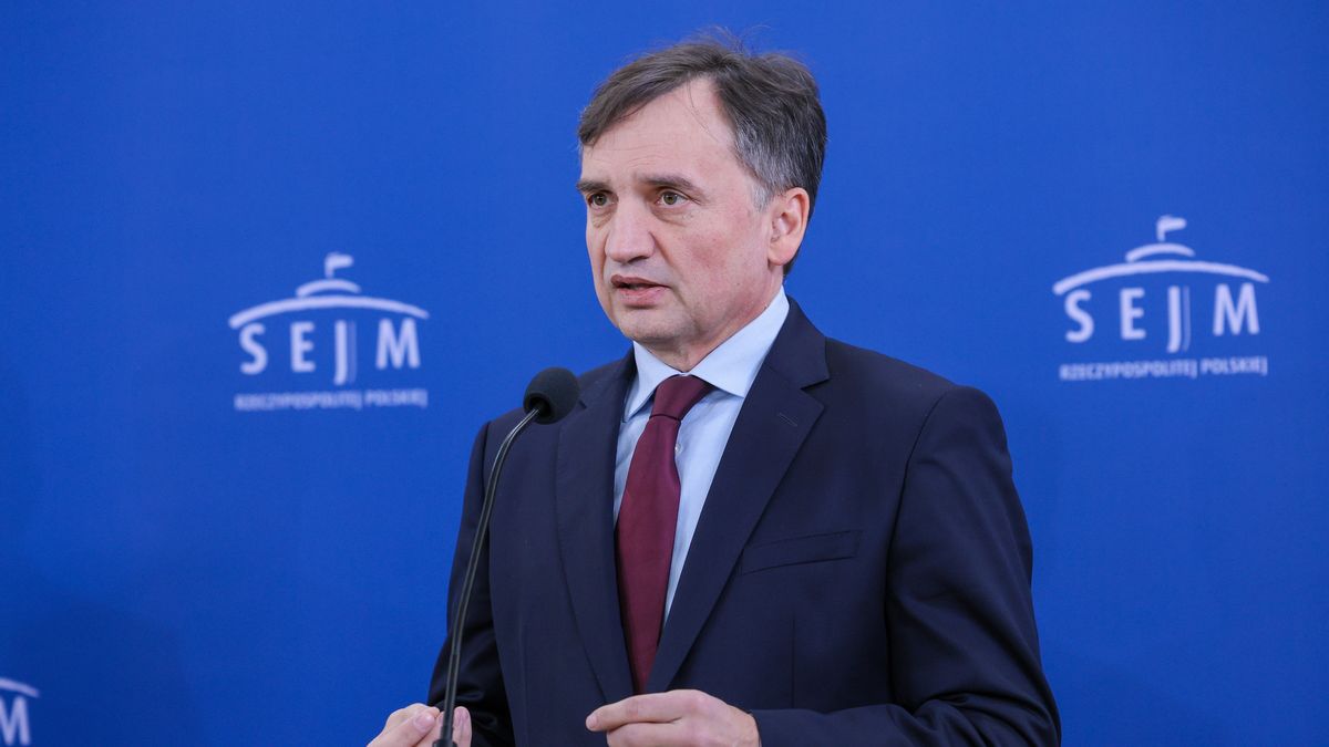 Warszawa, 03.02.2025. Posłowie PiS Zbigniew Ziobro podczas konferencji prasowej w Sejmie w Warszawie, 3 bm. (sko) PAP/Rafał Guz