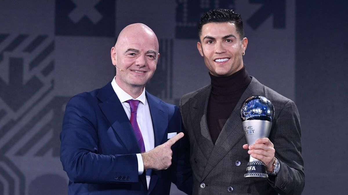 PAP/EPA / Harold Cunningham / POOL / Na zdjeciu: Gianni Infantino (z lewej) i Cristiano Ronaldo