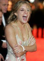 Sienna Miller lata na miotle