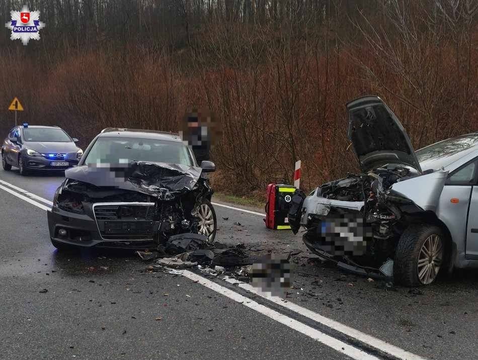 4 osoby w szpitalu, zderzenie forda z audi