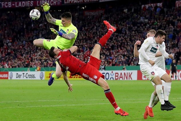 Robert Lewandowski chwilę po zderzeniu z Kevinem Muellerem w meczu Bayern Monachium - 1. FC Heidenheim (5:4) (fot. Alexander Hassenstein/Getty Images)