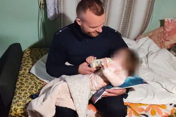 Pijani rodzice "opiekowali się" 2-latką. Była głodna i zaniedbana