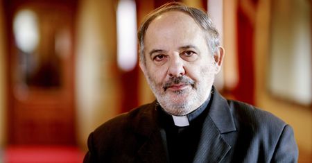 Częsty widok na cmentarzach w Polsce. Ksiądz: Razi mnie