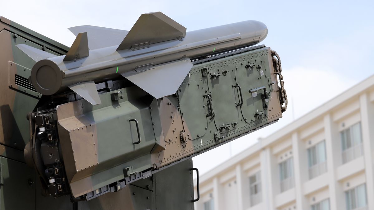 Japoński pojazd wojskowy z małym systemem rakietowym 