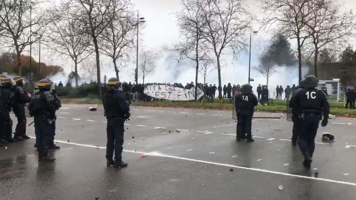 Zdjęcie okładkowe artykułu: Twitter / 20 Minutes / Na zdjęciu: protest kibiców FC Nantes przeciwko polskiemu właścicielowi klubu Waldemarowi Kicie