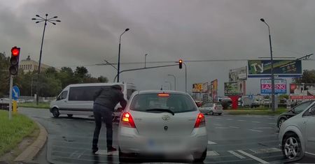 Wyrzuciła niedopałek papierosa przez okno. Reakcja kierowcy mogła być tylko jedna